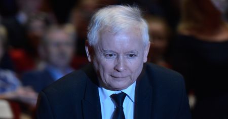 Kaczyński odwiedził grób brata na Wawelu. Ksiądz mówi o "skandalicznym zachowaniu"