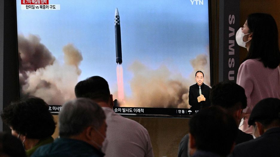 Korea Północna wystrzeliła w niedzielę osiem rakiet balistycznych krótkiego zasięgu w kierunku morza