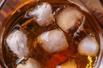 Najgorszy alkohol wg proktologa. Sieje spustoszenie w jelitach