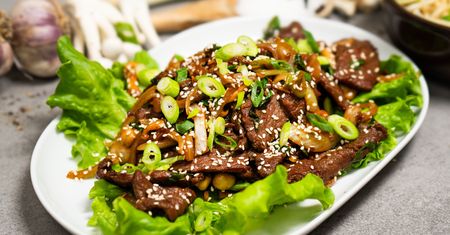 Wołowina bulgogi po koreańsku zabierze cię w orientalną podróż. Jest krucha i rozpływa się w ustach