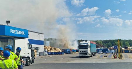 Pożar wysypiska śmieci w Warszawie ugaszony. "Przyczyny nie są znane"