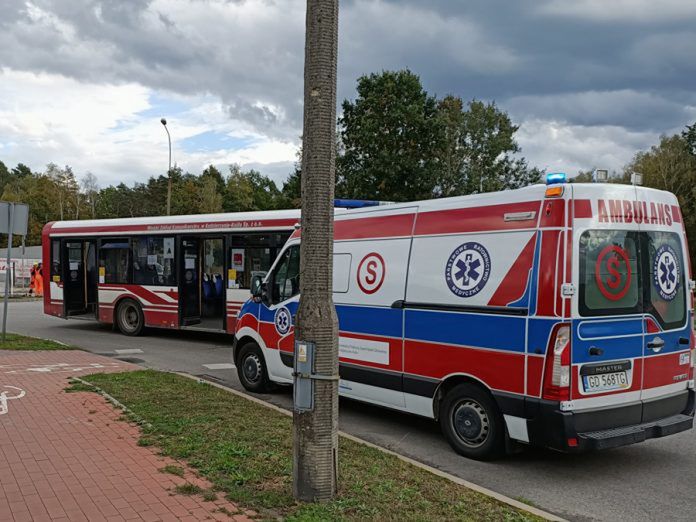 Warszawa. Kierująca autobusem źle się poczuła. Gdy na przystanek przybyli ratownicy i przeprowadzili szybki test na COVID-19, okazał się on pozytywny