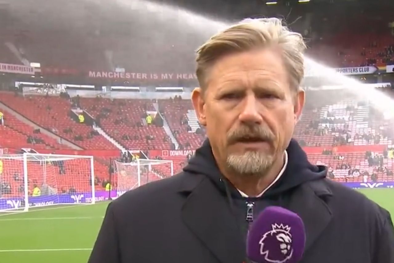 In the photo, Peter Schmeichel is in the pre-match studio of Stadium Astro.