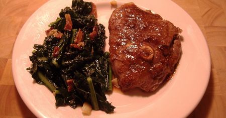 Szybko smażony kotlet/stek z udźca z jagnięciny nowozelandzkiej z kością (mięso i tłuszcz)