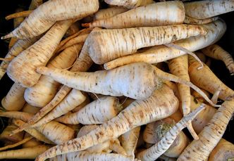 Rekordowe ceny pietruszki. Rolnicy: "No nic, tylko inwestować w chłodnie i obsiać wszystko pietruszką"