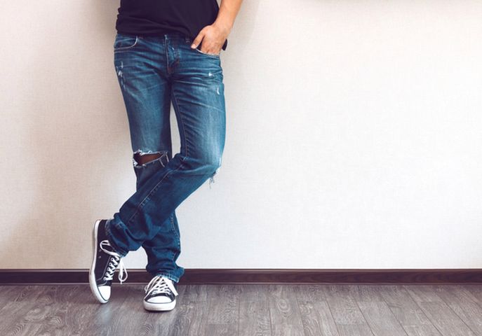 Idealny krój spodni męskich podkreśla umieśnione nogi