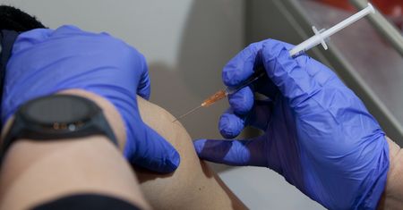 NFZ wskazuje błędy przy szczepieniach grupy zero w Sandomierzu. Chodzi o starostę?
