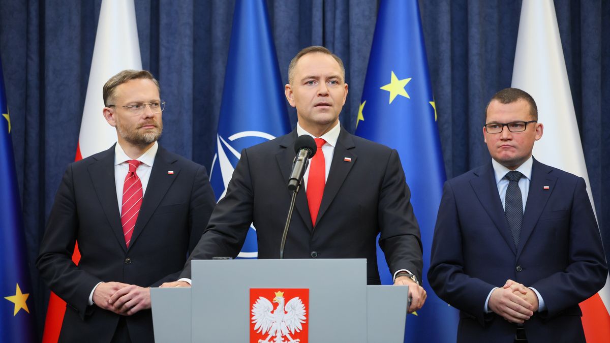 Warszawa, 25.08.2025. Prezydent RP Karol Nawrocki (C), szef gabinetu prezydenta Paweł Szefernaker (P) oraz szef Kancelarii Prezydenta Zbigniew Bogucki (L) podczas konferencji prasowej w Pałacu Prezydenckim w Warszawie, 25 bm. Prezydent poinformował o zawetowaniu ustawy o krajowym kodeksie skarbowym oraz o podpisaniu dwóch kolejnych nowelizacji Karty Nauczyciela. (amb) PAP/Leszek Szymański