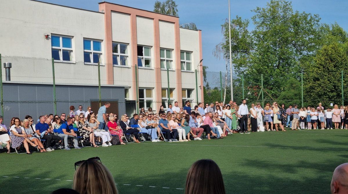 Warszawa: Nowoczesne boisko i skocznia dla uczniów