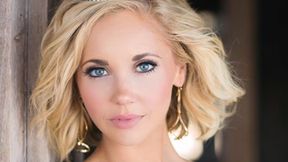 Miłośniczka pizzy i zwyciężczyni konkursów piękności. Koledzy zazdroszczą mu takiej dziewczyny