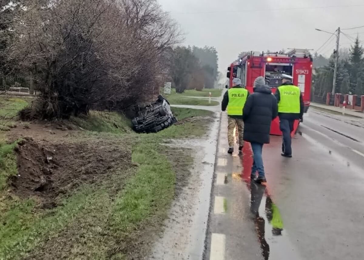 Żakowola Radzyńska. Mercedes uderzył w betonowy przepust, po czym dachował