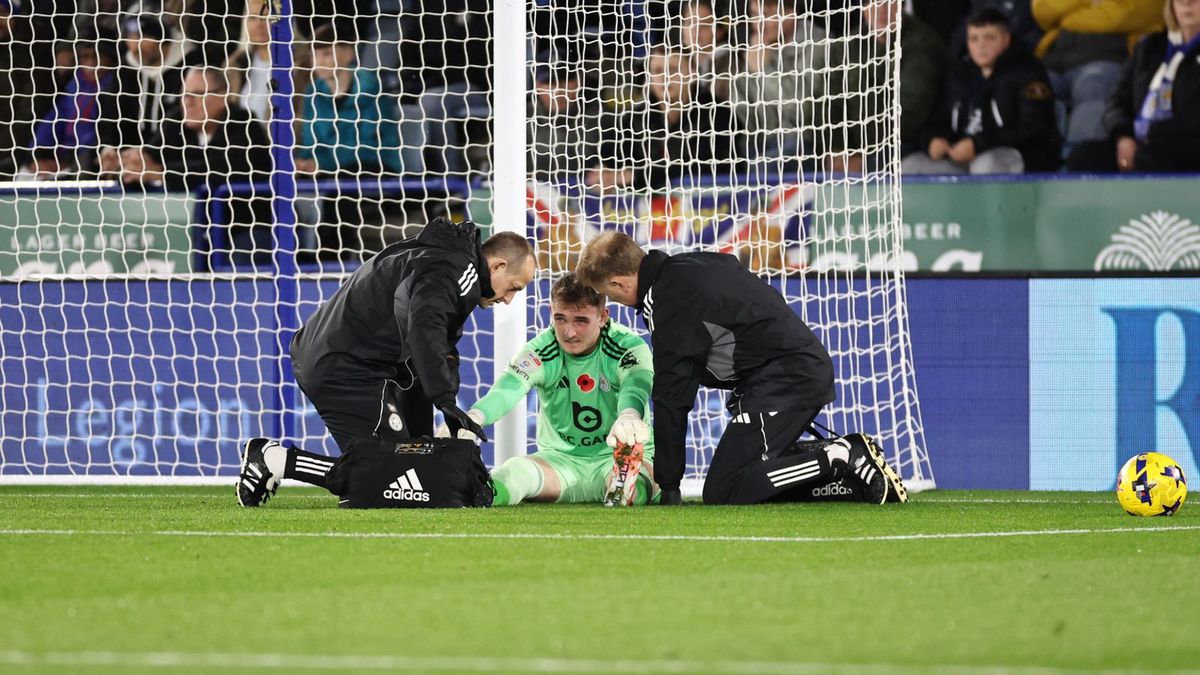 Getty Images / Plumb Images / Na zdjęciu: Jakub Stolarczyk (Leicester) opatrywany w meczu z Middlesbrough