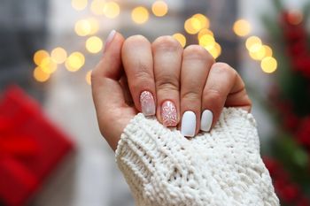 Zimowy blask i klasyczna elegancja: świąteczne paznokcie 2025, które zachwycają