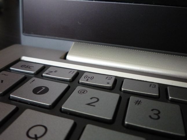 Asus Zenbook UX21E - poprzechylane płytki klawiszy to, niestety, norma