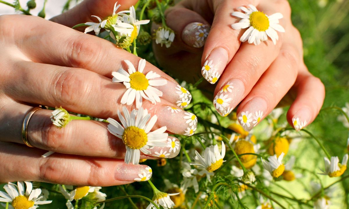 Daisy nails manicure - trendy manicure na lato 2020.