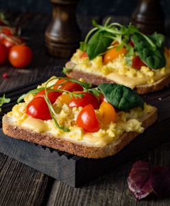 Tost na śniadanie i kolację. Pyszne przepisy na tosty