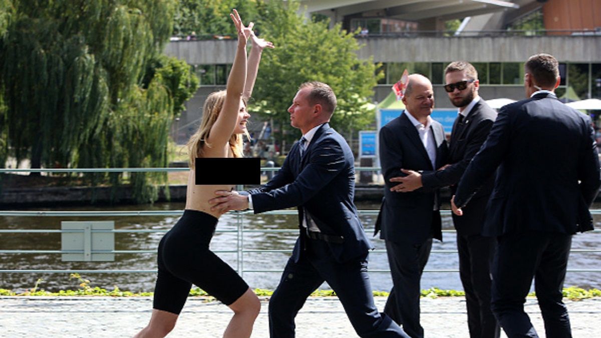 Aktywistki zaatakowały Olafa Scholza 