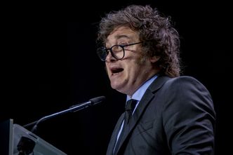 Libertariański prezydent zrzekł się emerytury. Podjął też niepopularną decyzję