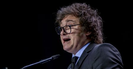 Libertariański prezydent zrzekł się emerytury. Podjął też niepopularną decyzję