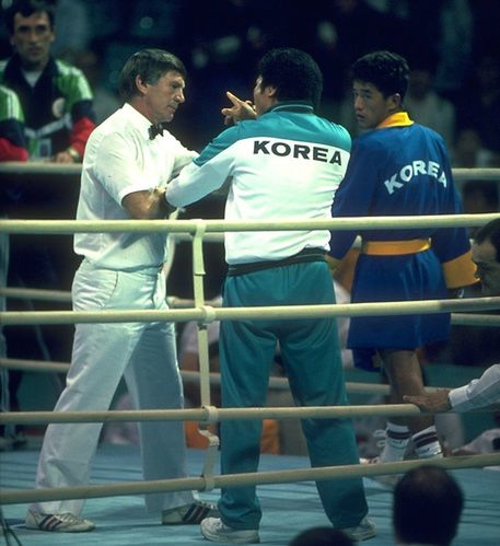 Trener Korei Płd. Lee Heung-Soo atakuje sędziego Keitha Walkera. Fot. Preben Soberg/Stringer/Getty Images