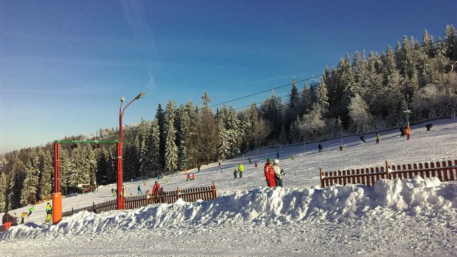 Stacja "Biały Krzyż" w Szczyrku jako pierwsza w Beskidach rozpoczęła nowy sezon zimowy.