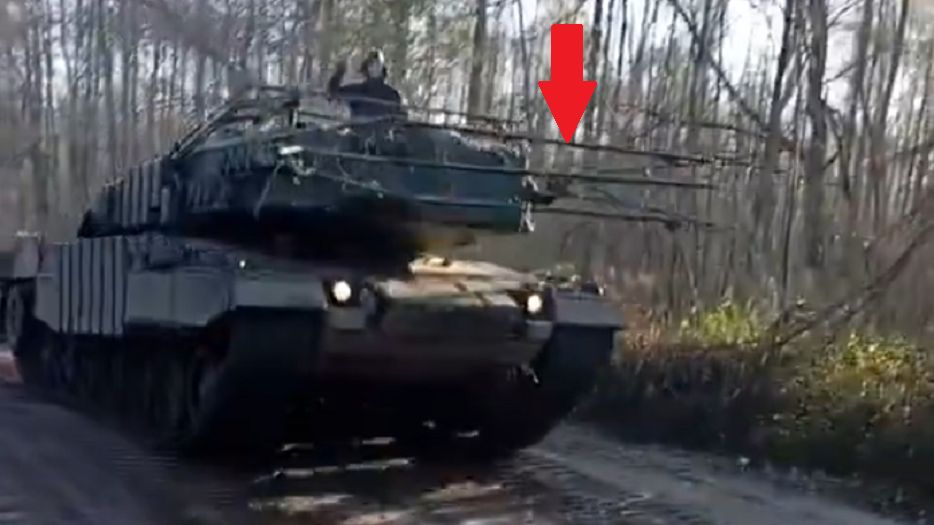 Czołg Leopard 2A4 z siatką antydronową gdzieś w Ukrainie.