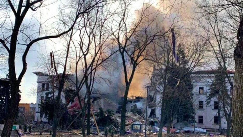 Wojna w Ukrainie - zbombardowany teatr w MariupoluMandatory Credit: Photo by EyePress News/Shutterstock (12852909a)  Aftermath image of a theatre in the encircled Ukrainian port city of Mariupol where hundreds of civilians were sheltering on Wednesday March 16, 2022 after Russian forces dropped a powerful bomb on it, Ukraine?'s foreign ministry said. Russia denied that attack.  War in Ukraine - 16 Mar 2022EyePress News/Shutterstock