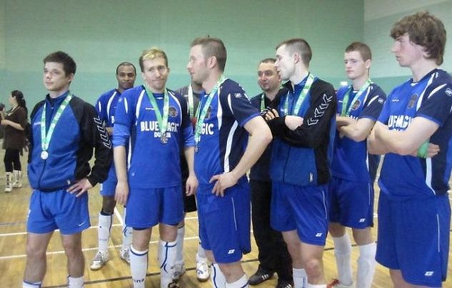 Piłkarze Blue Magic po zdobyciu wicemistrzostwa Irlandii. Artur Opeldus trzeci z lewej. Fot. Archiwum Artura Opeldusa