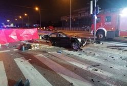Tragedia w Rzgowie. Nie żyją trzy osoby. Pojazd przecięty w pół