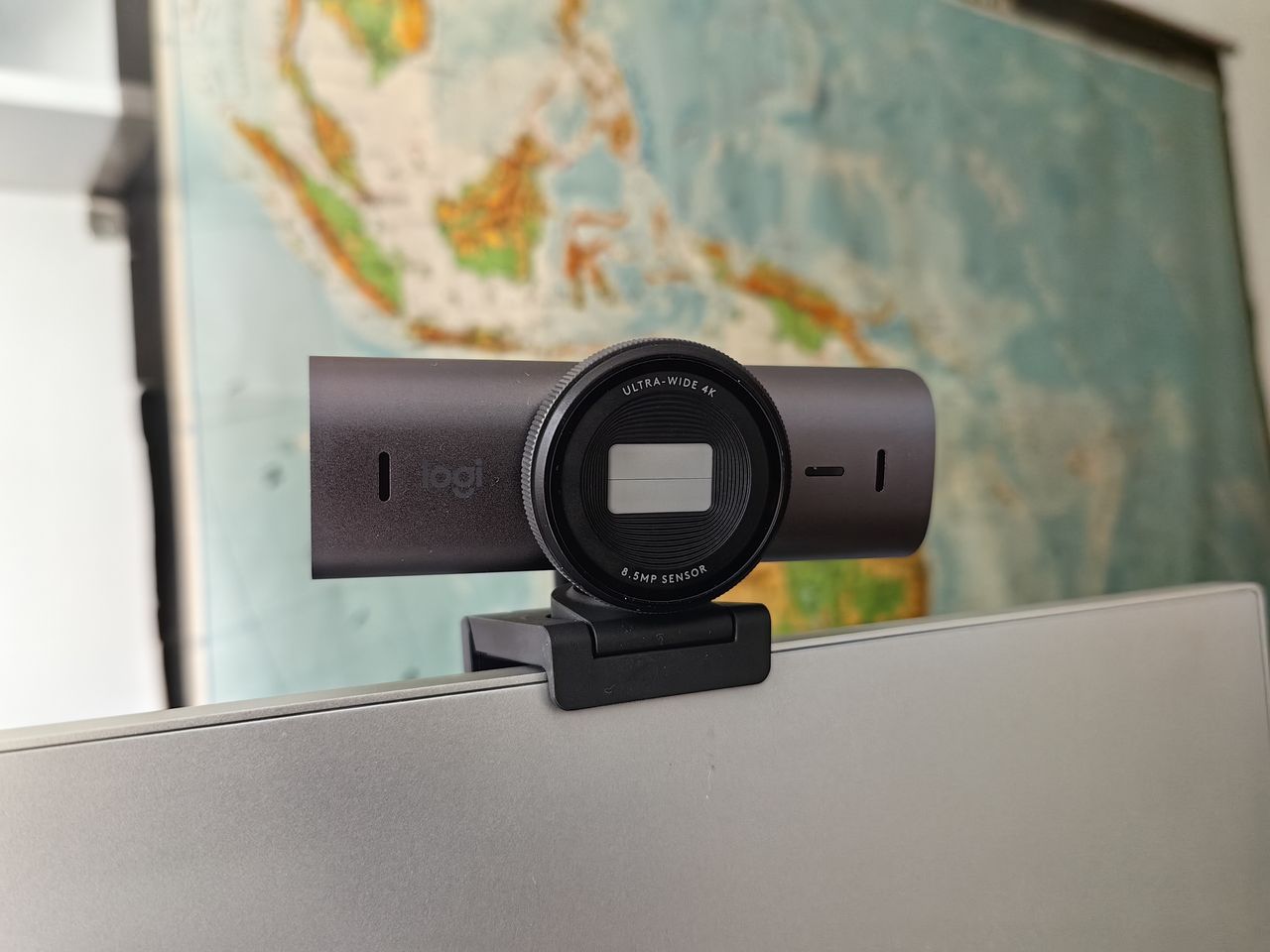 Fizyczna przysłona obiektywu w Logitech MX Brio