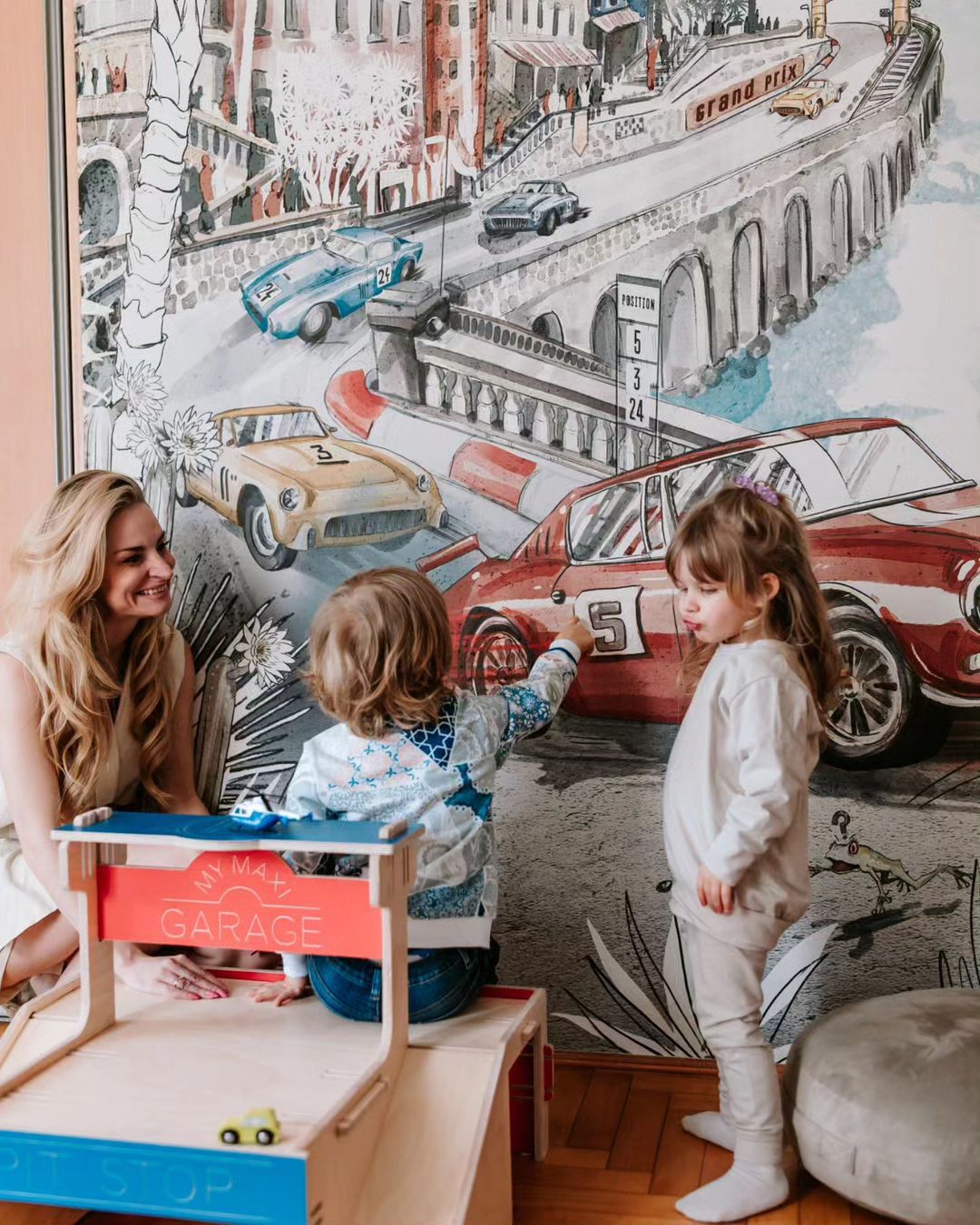 Motyw wyścigów w pokoju Jerzego