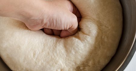 Babcia "boksuje" ciasto drożdżowe. Za każdym razem wychodzi puszyste i mięciutkie jak poduszka