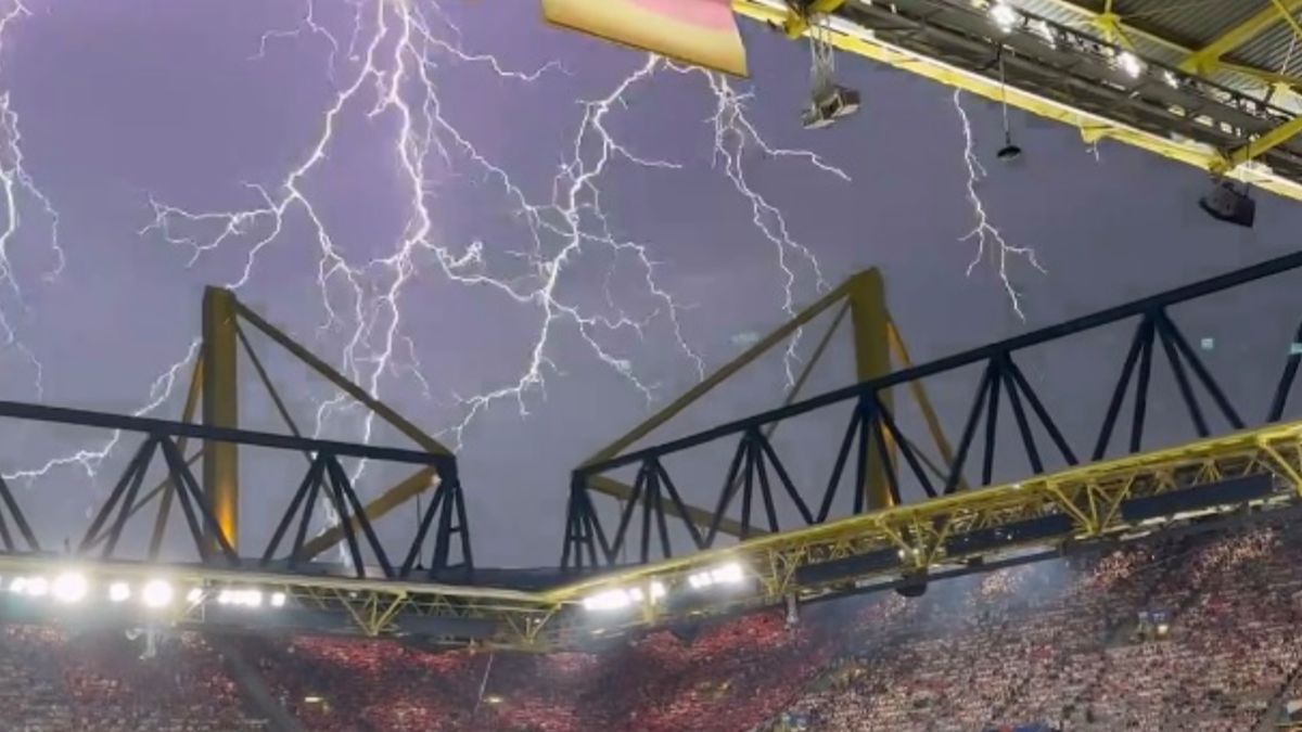 Zdjęcie okładkowe artykułu: Twitter / X/TVP Sport / Burza nad stadionem w Dortmundzie.