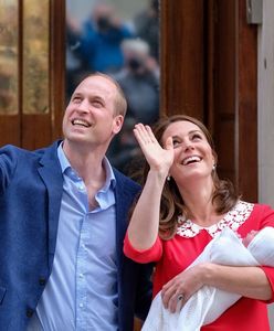 Księżna Kate pokazała się światu kilka godzin po porodzie. Czerwoną sukienką przełamała schemat