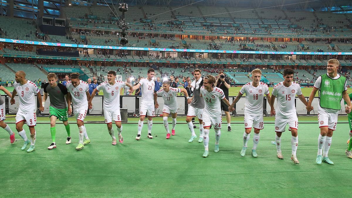 Duńczycy świętujący awans do półfinału Euro 2020 na stadionie w Baku