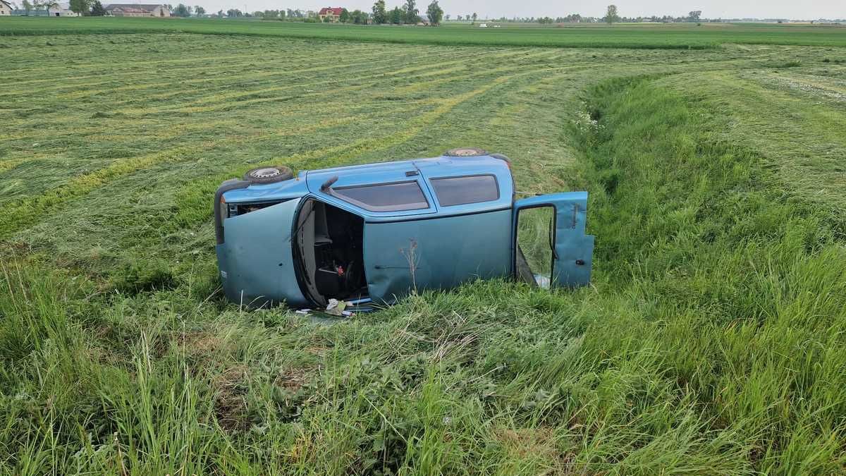 Po dachowaniu samochód 68-latka znalazł się w pobliskim polu