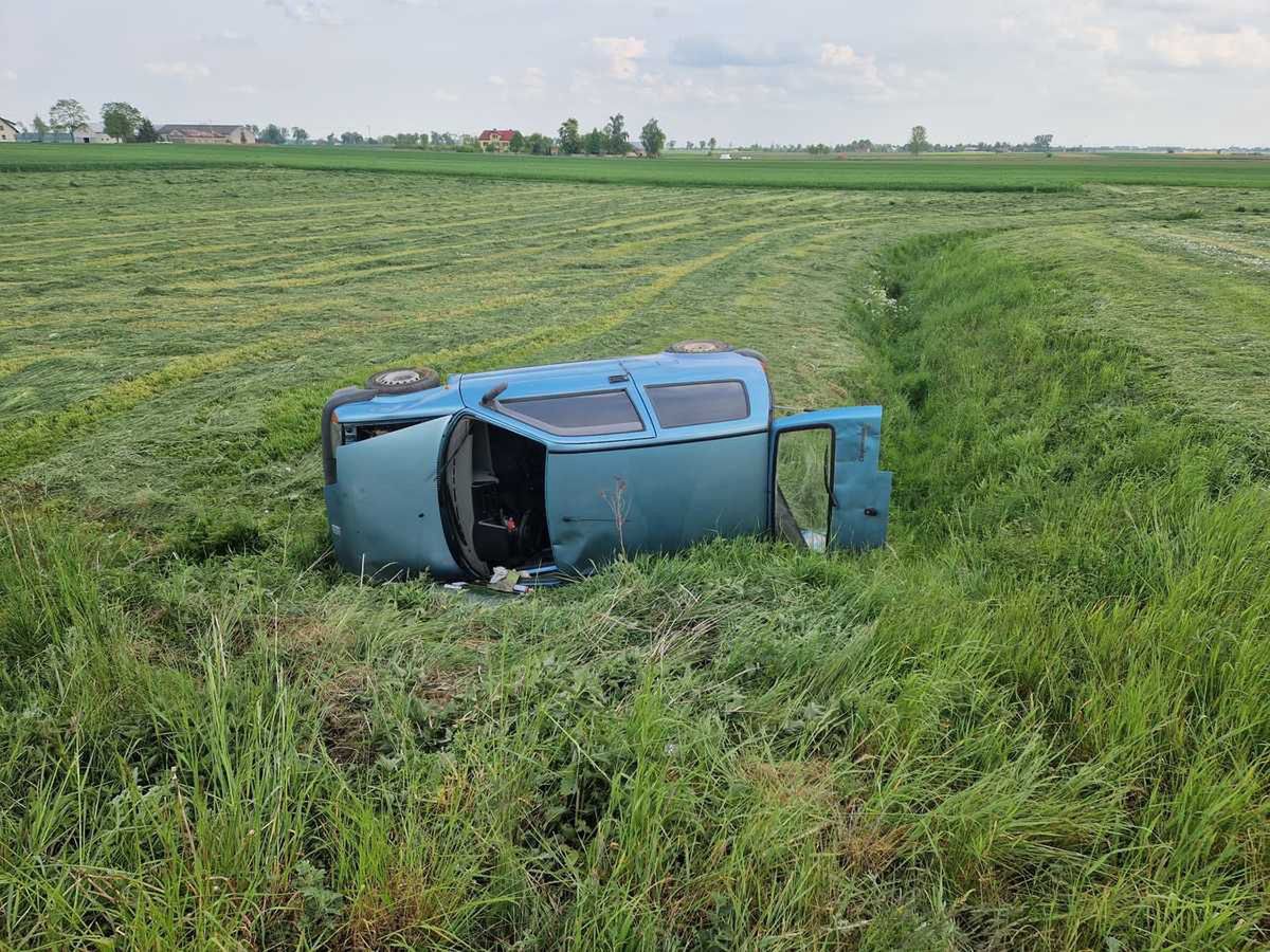 Senior pędził swoim cinquecento na łuku drogi. Później dachował