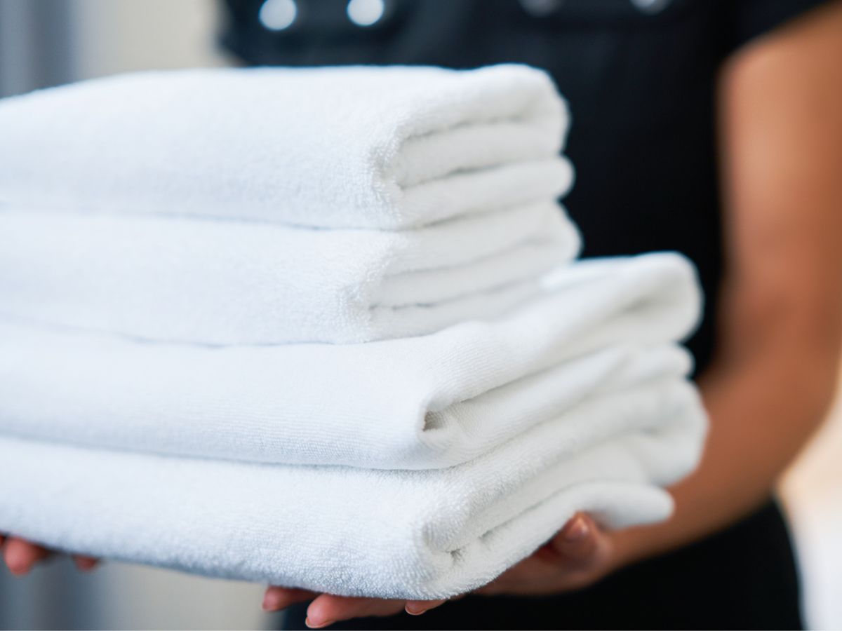 Pokojówka zdradza trik na wybielenie ręczników