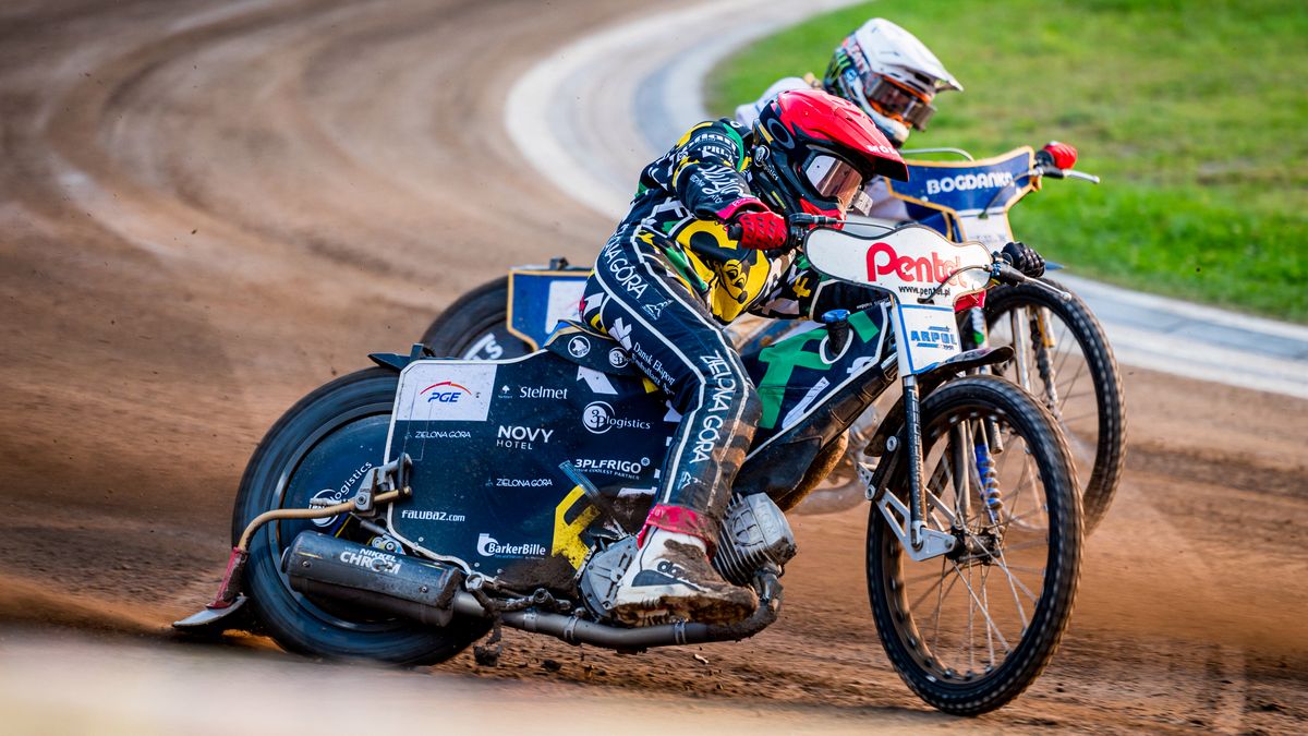 WP SportoweFakty / Łukasz Forysiak / Na zdjęciu: Zawodnik Falubazu w kasku czerwonym