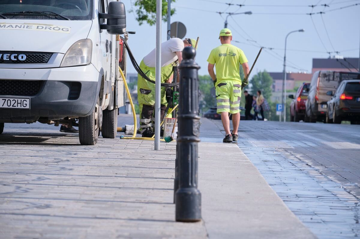 Słupki przy przejściu dla pieszych na deptaku przed Bramą Krakowską