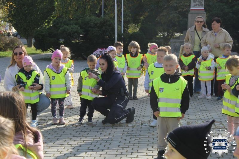 Świeć Przykładem – noś odblaski. Policjanci na opatowskim rynku