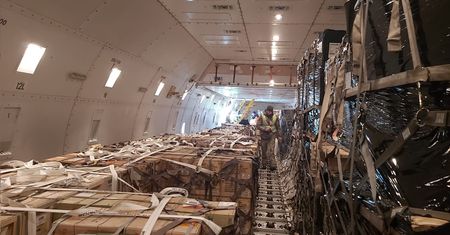Transport z USA wylądował w Kijowie. Mówią, co było w samolocie