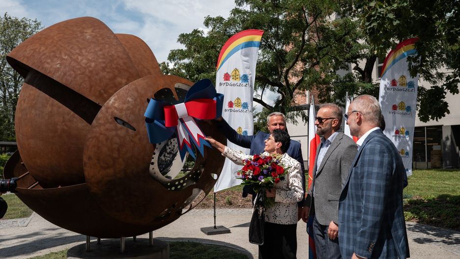 Rzeźba oka stanęła na skwerze imienia prof. Kałużnego - między ul. Focha i Grottgera w Bydgoszczy.