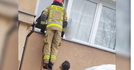 5-latek stał w oknie i płakał. Był w domu sam, nie po raz pierwszy