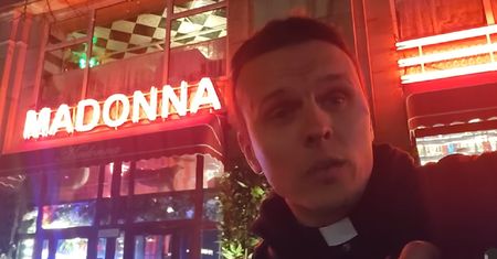 Ksiądz odwiedził kontrowersyjną restaurację. "Bardzo mnie boli"