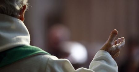 Główne grzechy proboszcza. "Cztery auta, brat na plebanii"
