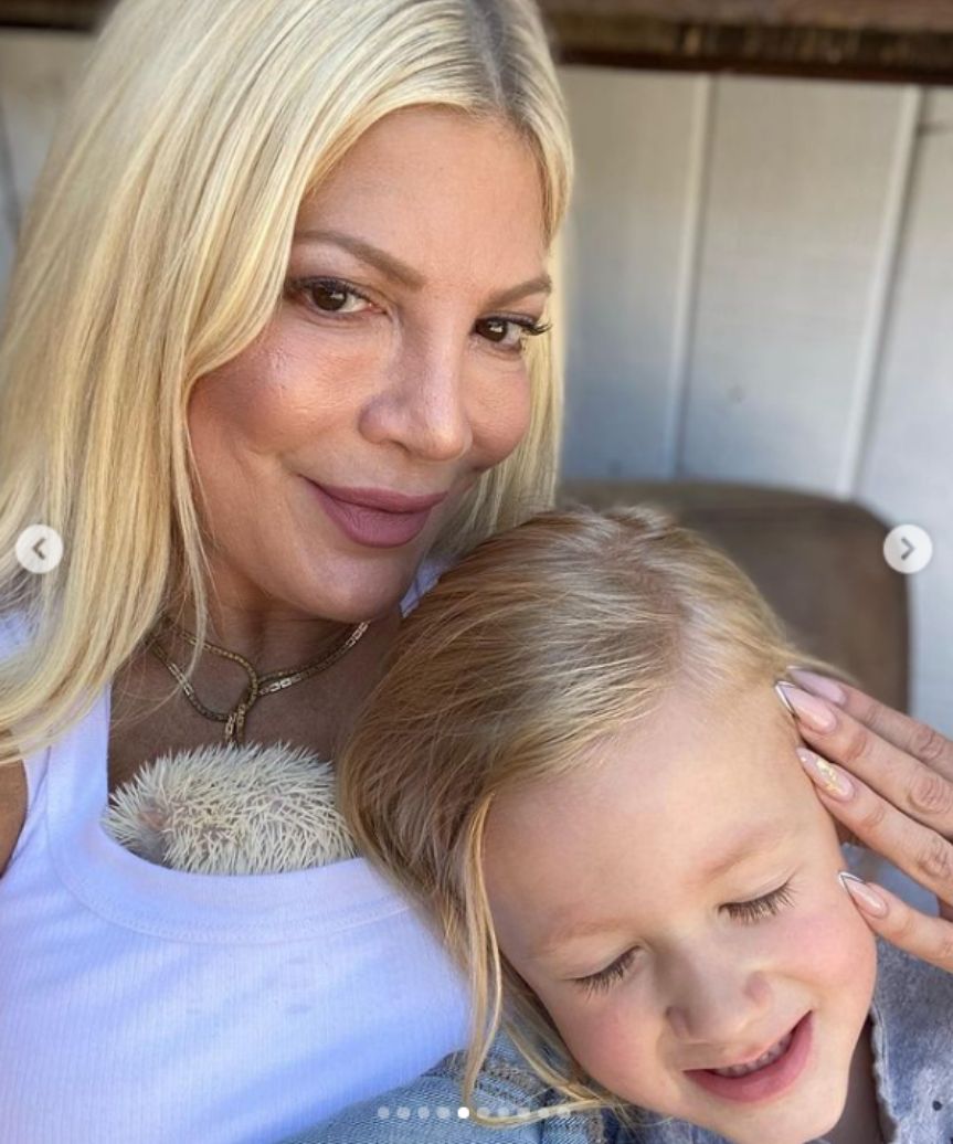 Z okazji Międzynarodowego Dnia Syna Tori Spelling opublikowała wiele rodzinnych zdjęć na swoim Instagramie