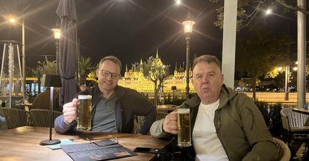 Burmistrz z Polski z posłem Romanowskim na piwie w Budapeszcie. "Mam delegację"