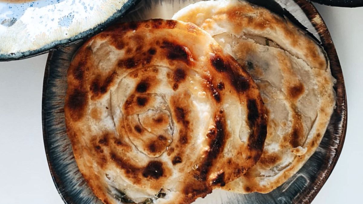 Placki z zieloną cebulką sprawdzą się jako imprezowa przekąska