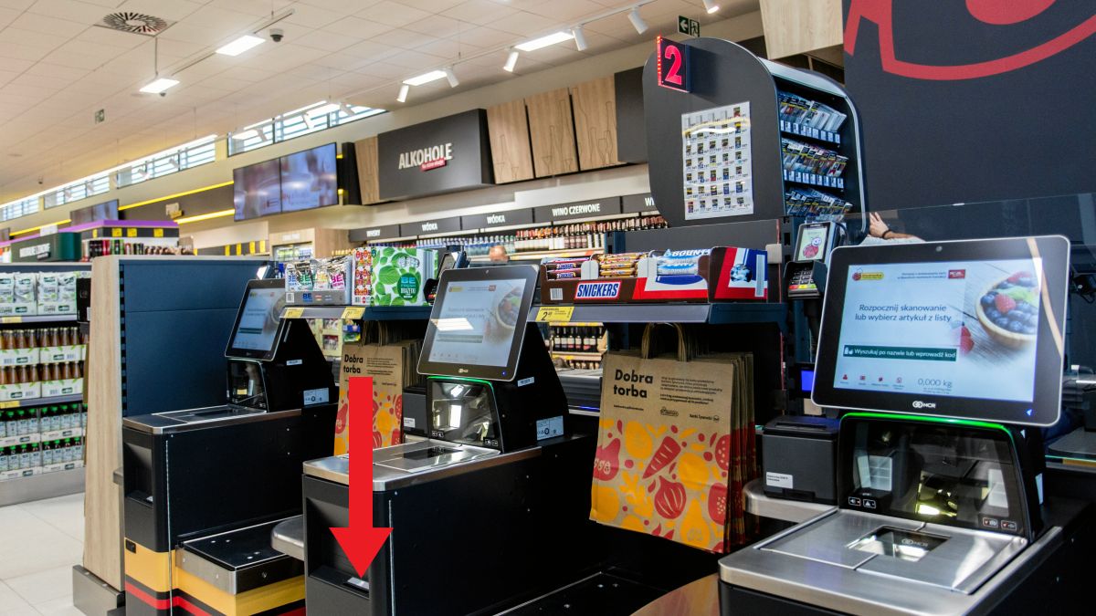 Do czego służy tajemniczy otwór przy kasie samoobsługowej?